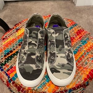 Camo size 8.5 MaddenGirl tennis shoes. Never worn.